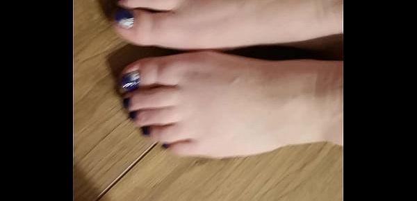  Cum on sexy blue toes